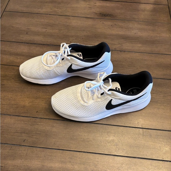 Nike Tanjun Men’s White and Black Sneakers - Picture 3 of 6